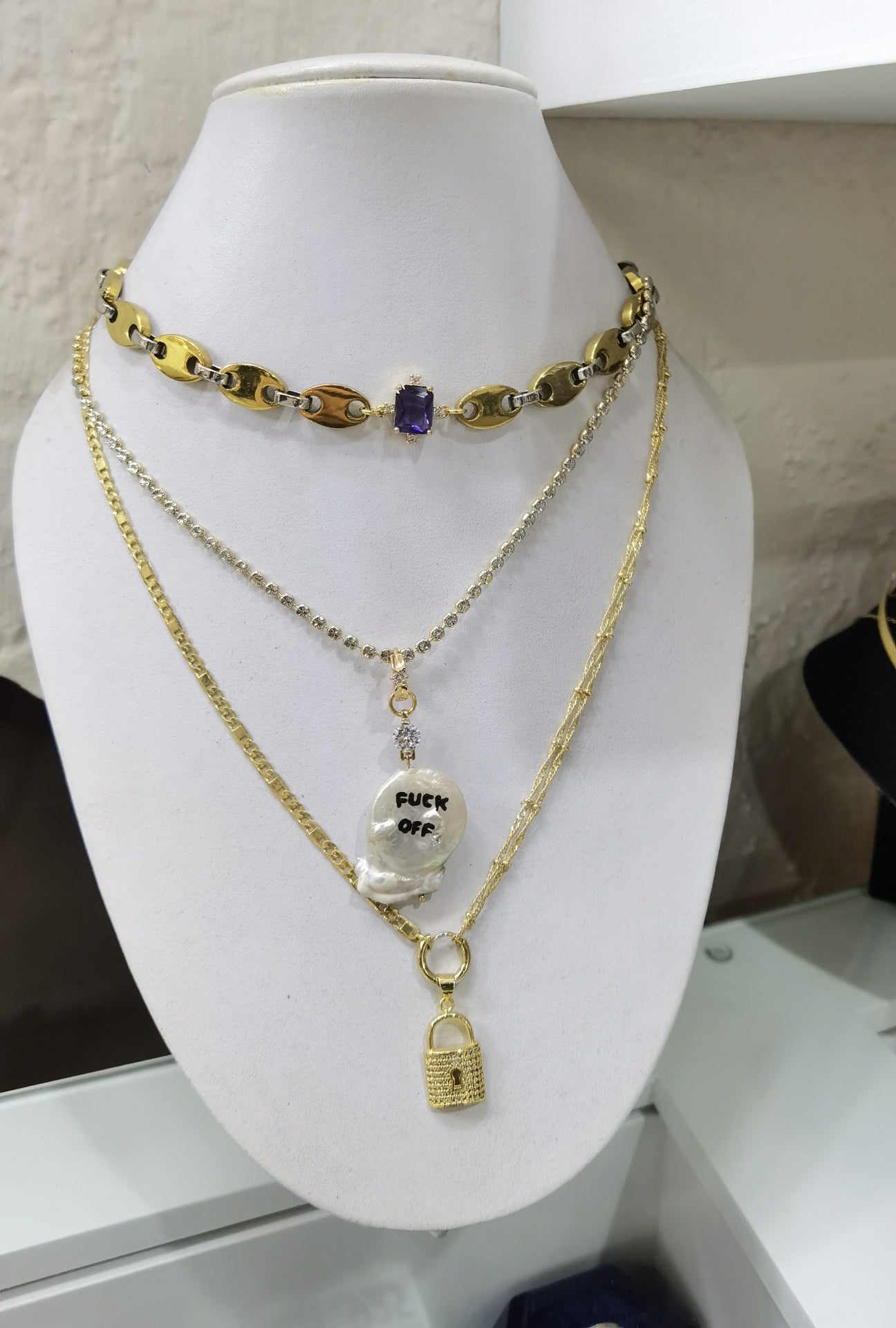 QUEEN E CHOKER