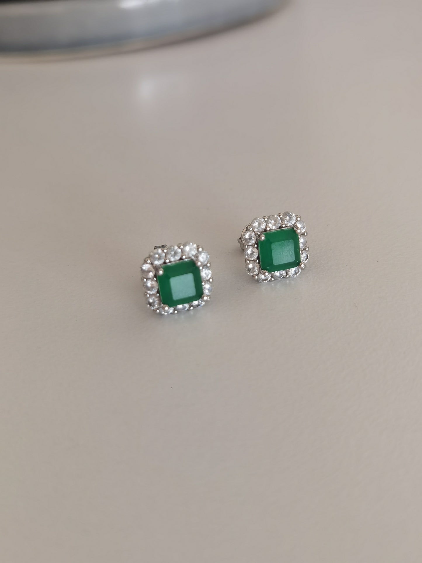 ROYAL VIBES ESMERALDAS (PAR ARETES)