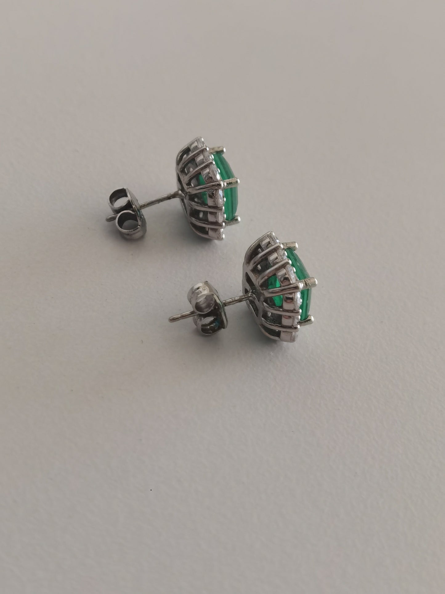 ROYAL VIBES ESMERALDAS (PAR ARETES)